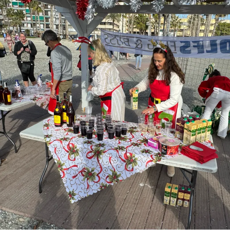 Julfirande med glögg och tilltugg arrangerat av Rolfs Flyg & Buss vid strandpromenaden