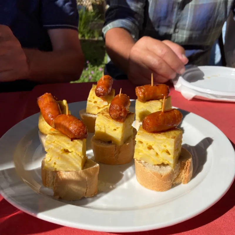 Tapas med chorizo och tortilla serverade