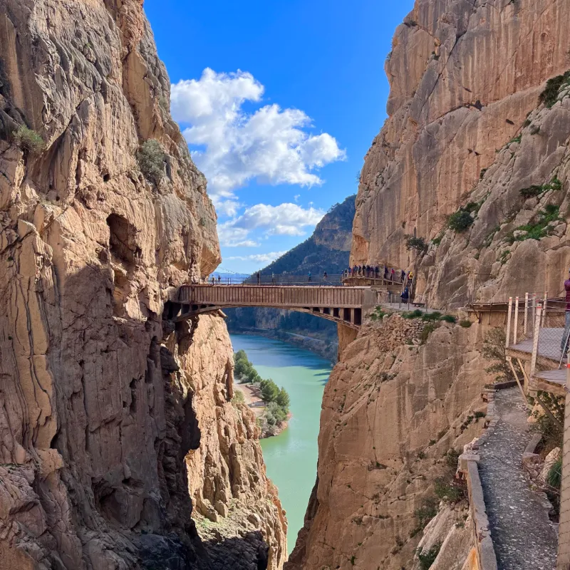 Caminito del Rey genom dramatisk ravin med turkost vatten i Andalusien