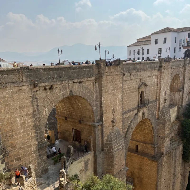 Den historiska bron Puente Nuevo sträcker sig över ravinen i Ronda i Spanien