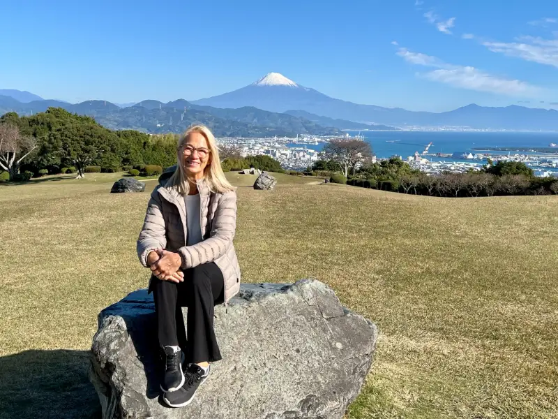 Resenär med utsikt över Mount Fuji och kustlandskap i Japan