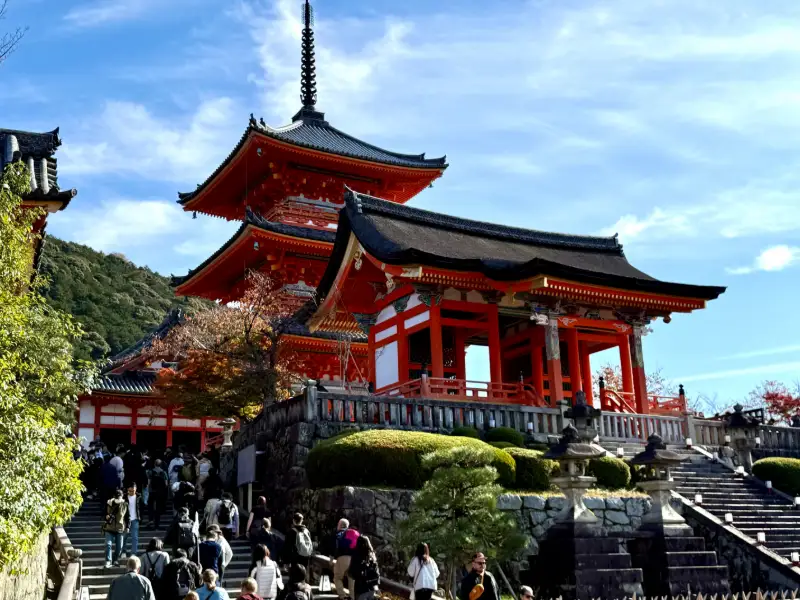 Kiyomizu-dera-templet i Kyoto med traditionell japansk arkitektur och besökare