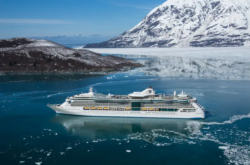 Kryssningsfartyg seglar genom arktiskt fjordlandskap