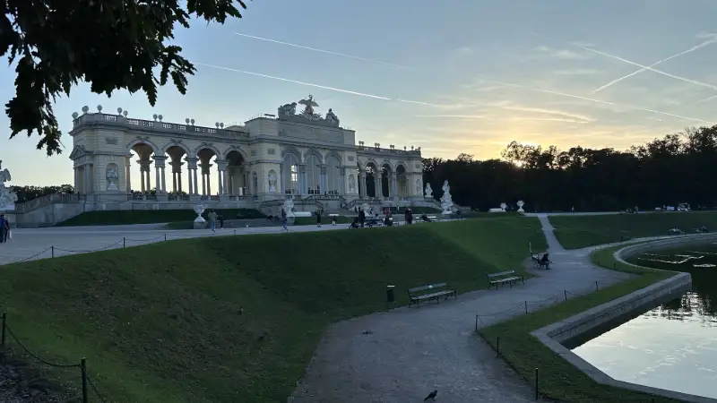 Gloriette i Schönbrunnparken vid solnedgång under kryssning längs Donau