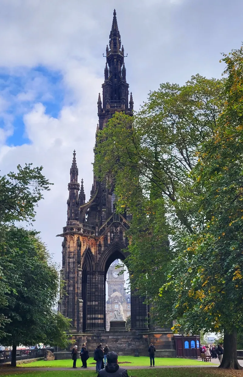 Scott Monument reser sig över träden i centrala Edinburgh i Skottland