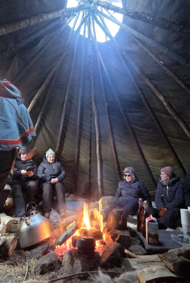 Samisk fika runt elden i traditionell kåta i norra Sverige