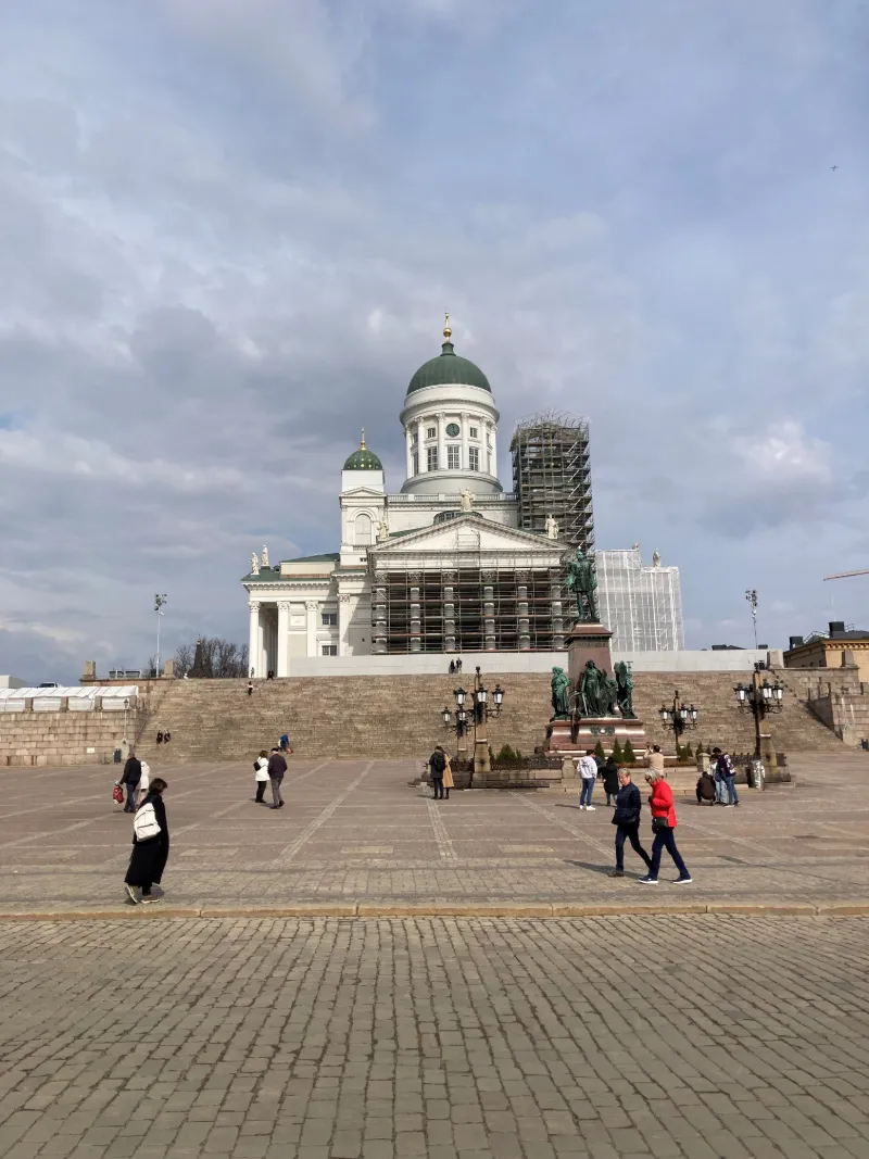Helsingfors domkyrka och Senatstorget under molnig himmel