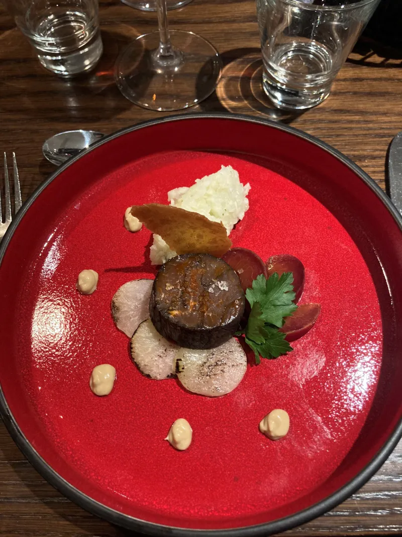 Vackert upplagd gourmetservering med nordiska smaker och färgstarka detaljer