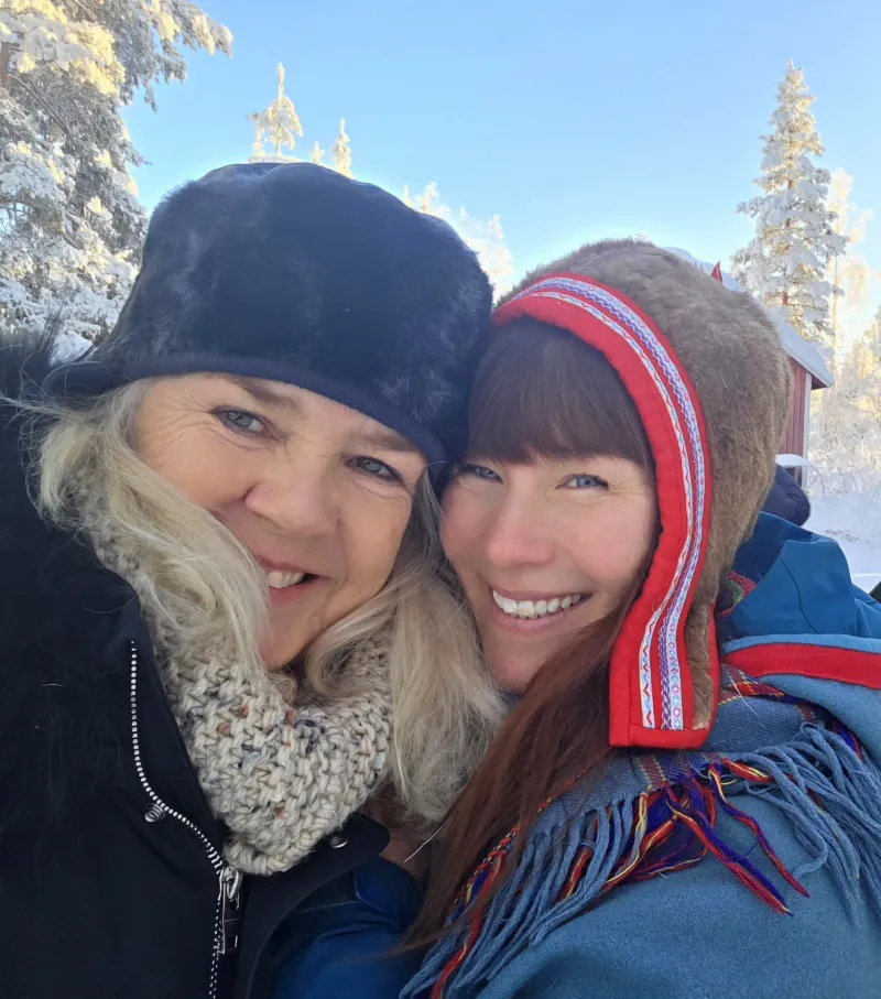 Resenärer i vinterkläder under besök i Lappland och Jukkasjärvi