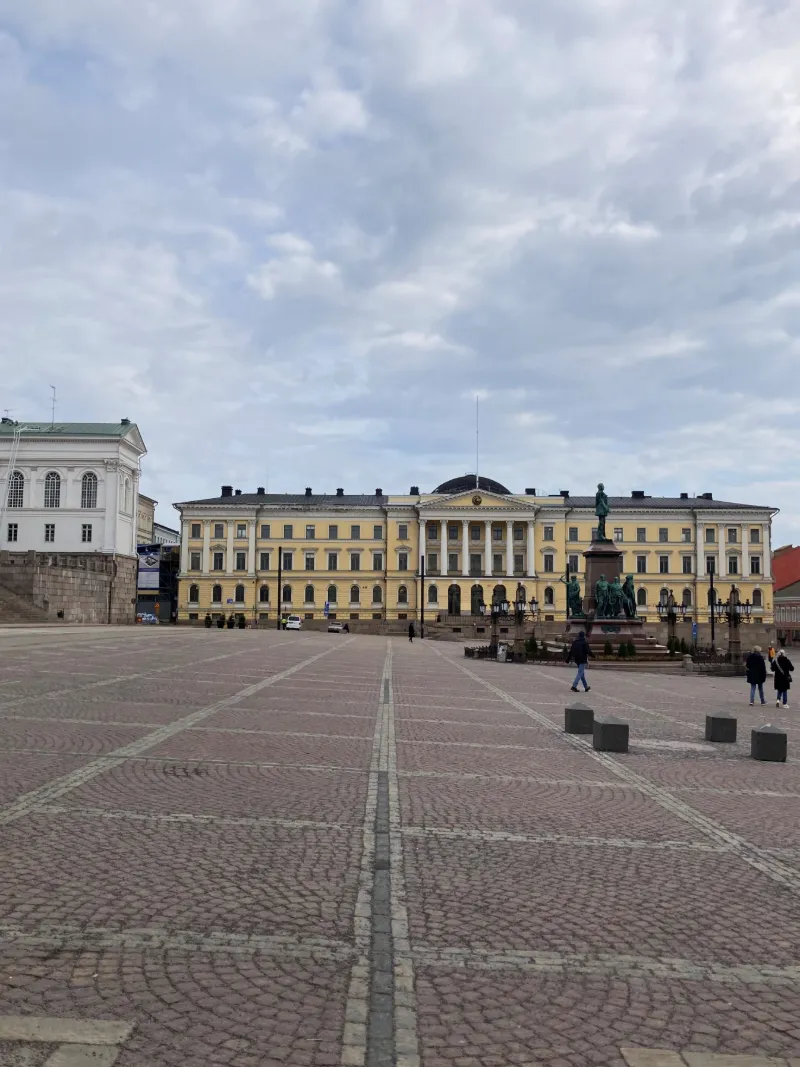 Senatstorget i Helsingfors med klassisk arkitektur och öppna ytor
