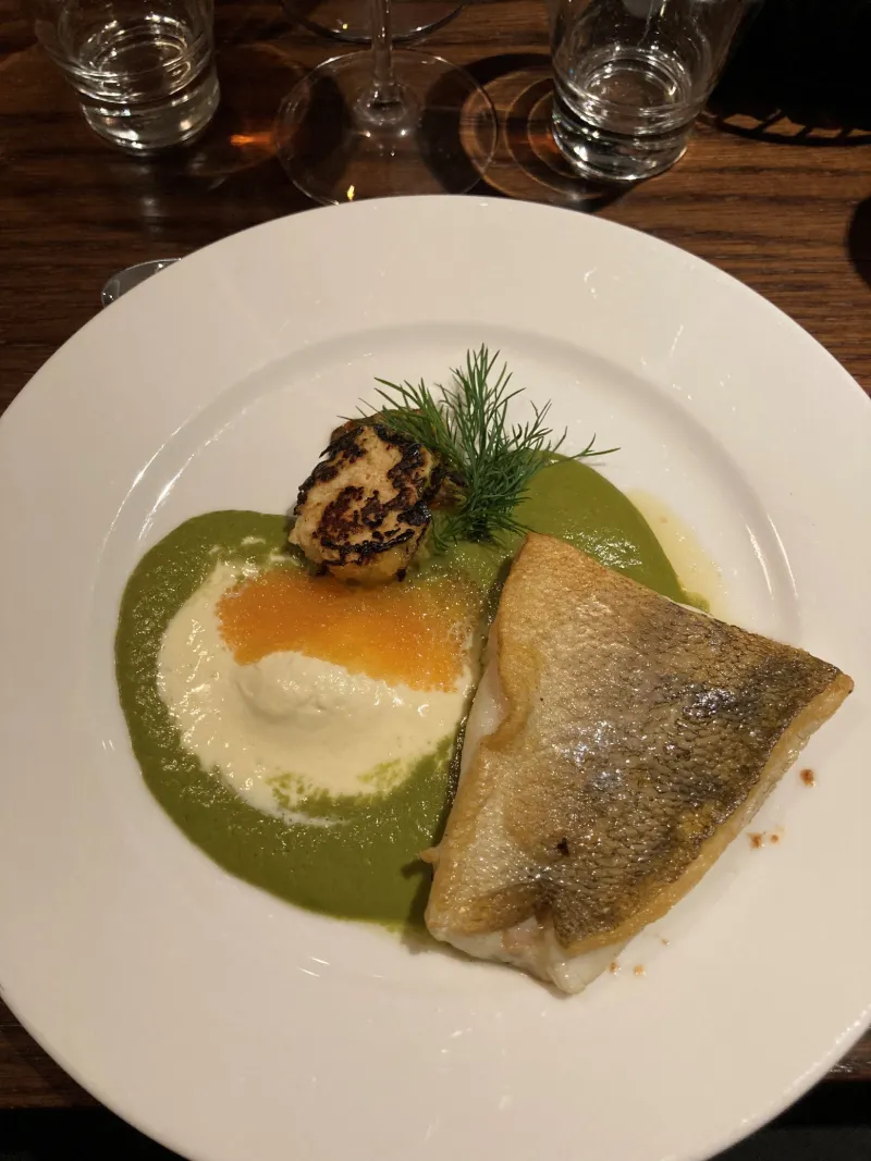 Elegant fiskrätt med krämig puré och dill på restaurang