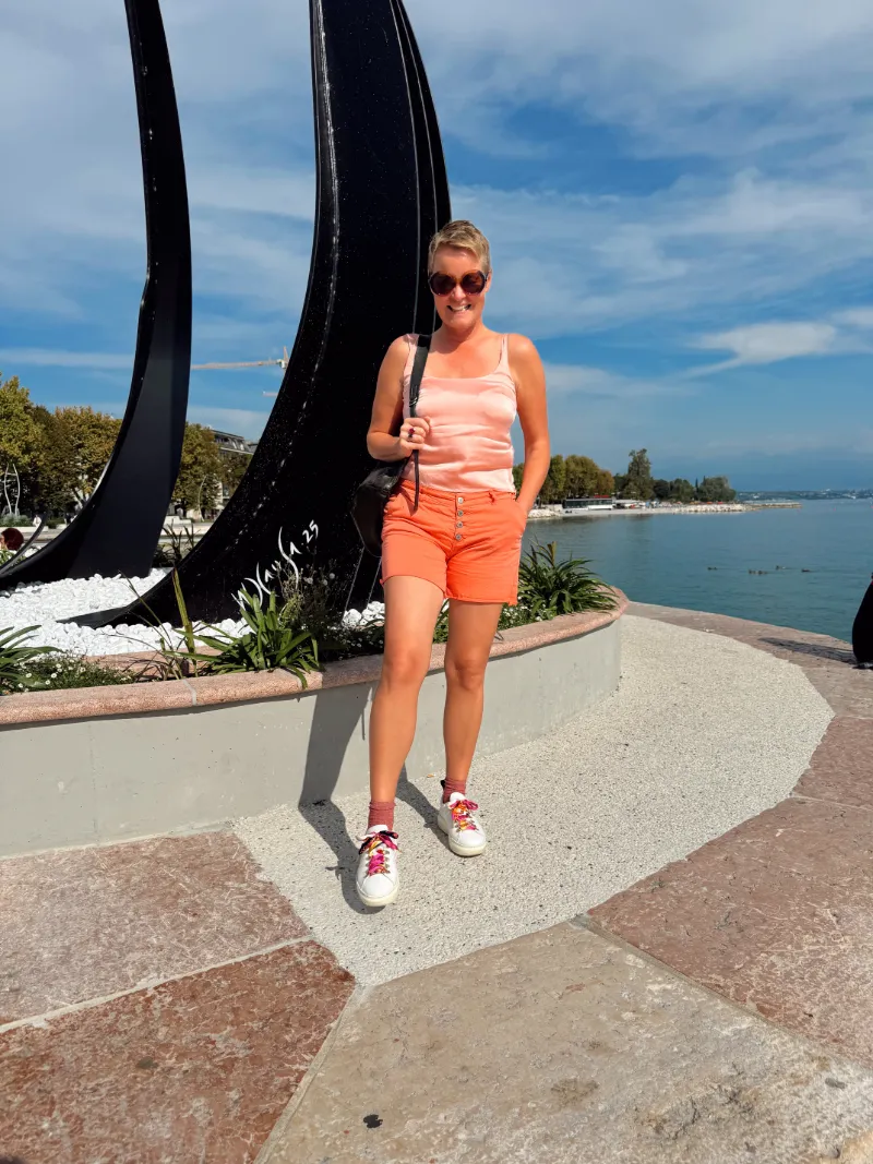 Theresa promenerar vid strandpromenaden en solig dag vid Gardasjön