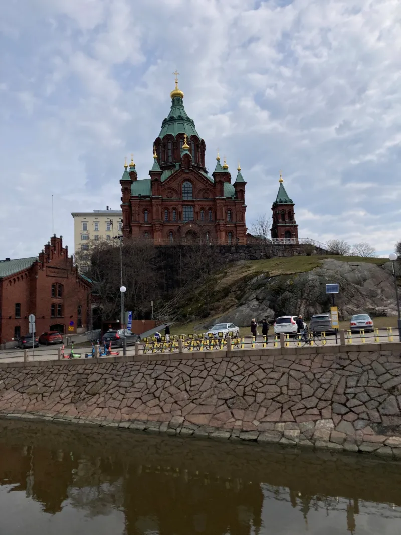 Uspenskijkatedralen reser sig majestätiskt över Helsingfors