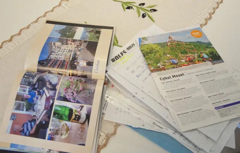 **Reseminnen, anteckningar och resekatalog för cykelresan längs Mosel på ett bord