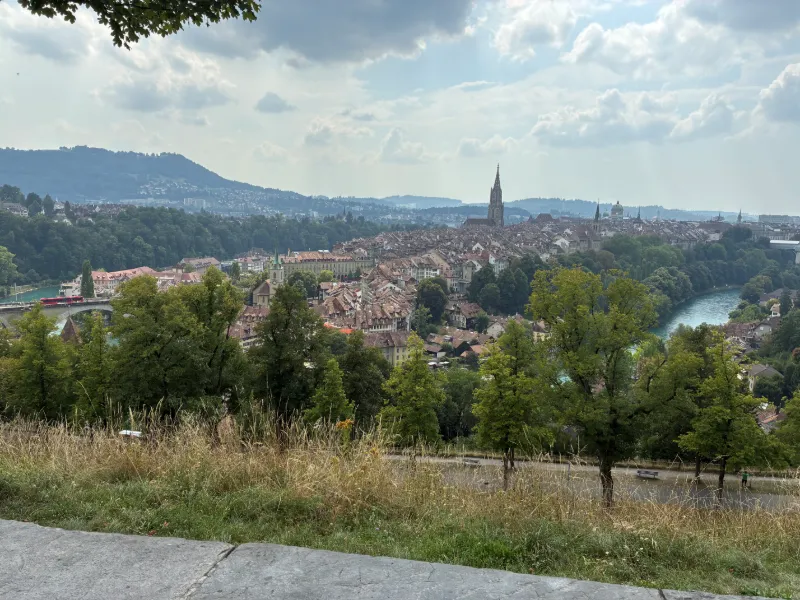 Panoramautsikt över Berns gamla stad och floden Aare i Schweiz