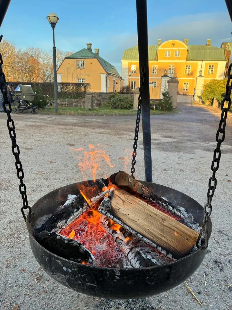 Eldstad utomhus som sprider värme under Wapnö julmarknad
