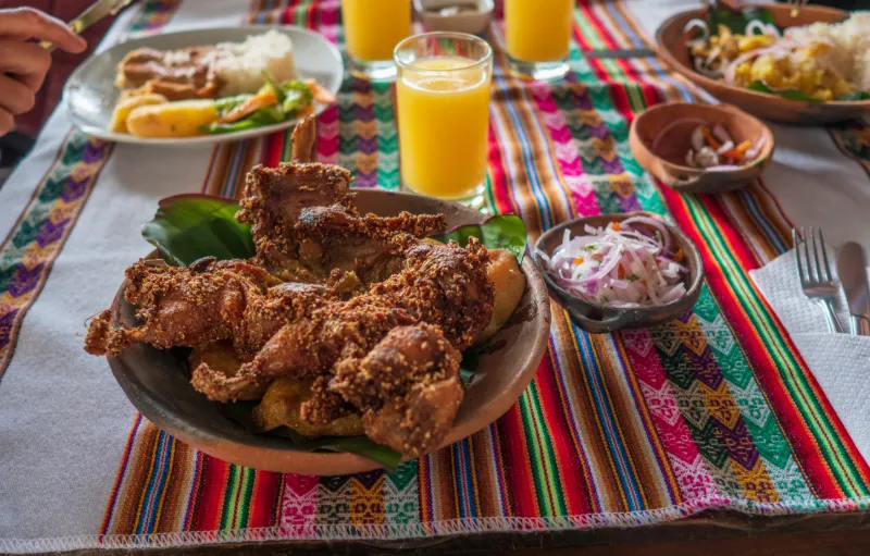 Cuy (grillat eller friterat marsvin) – Ecuador