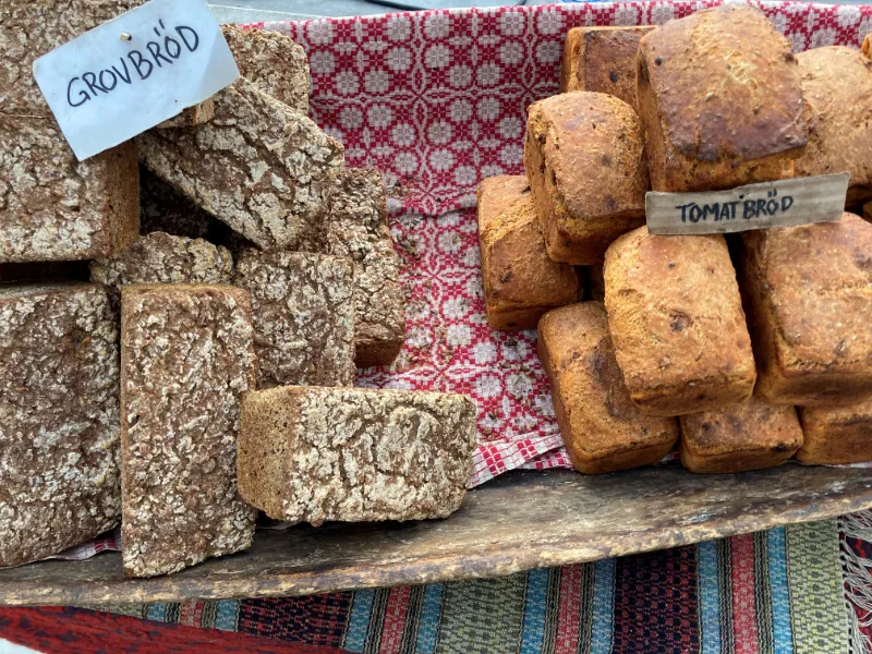Nybakat bröd och julfika på Wapnö julmarknad i Halland