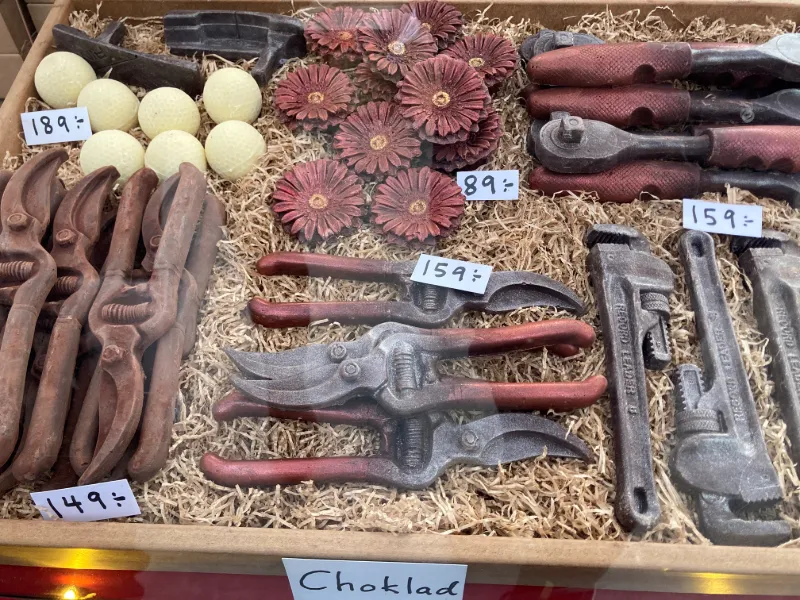 Chokladverktyg och hantverk på julmarknad i slottsmiljö