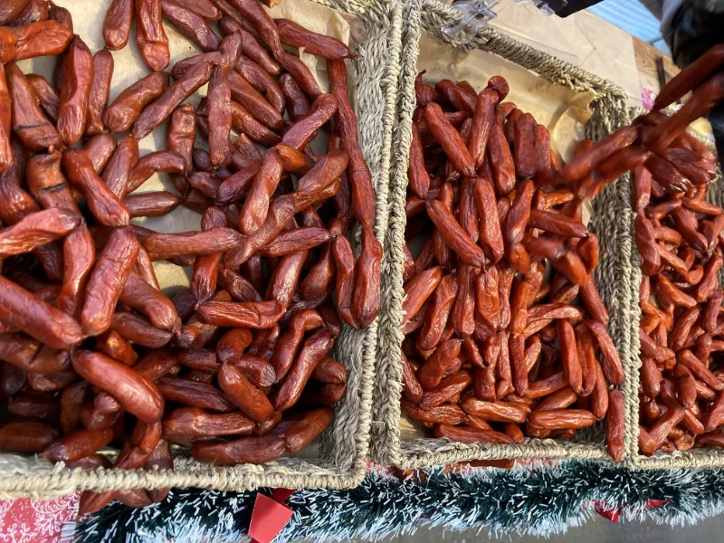 Charkuterier och julkorvar till försäljning på julmarknad i Halland
