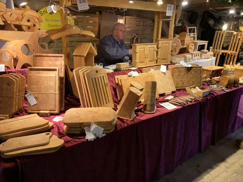 Trähantverk och lokala produkter på Wapnö julmarknad