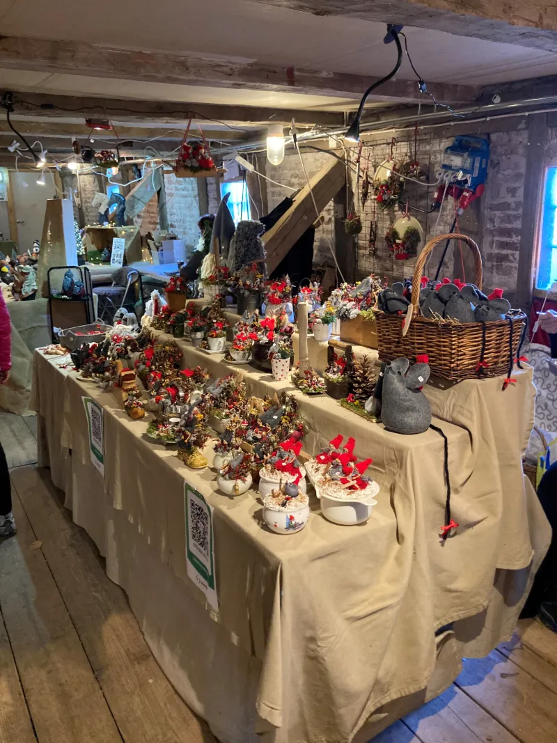 Julmarknadsstånd med hantverk och julpynt i slottsmiljö