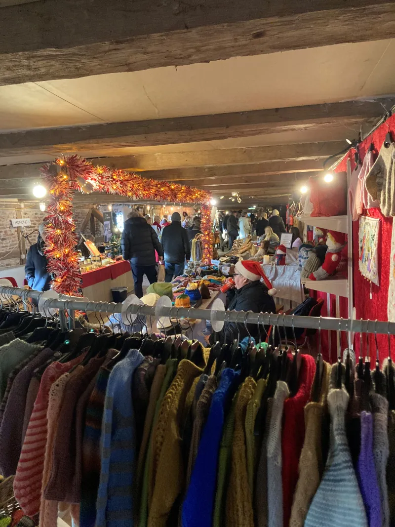 Julmarknad med kläder, hantverk och juldekorationer på Wapnö Gård