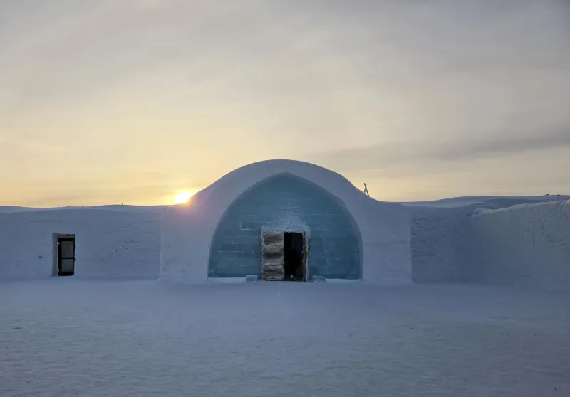 Exteriör av ishotellet i Jukkasjärvi vid solnedgång