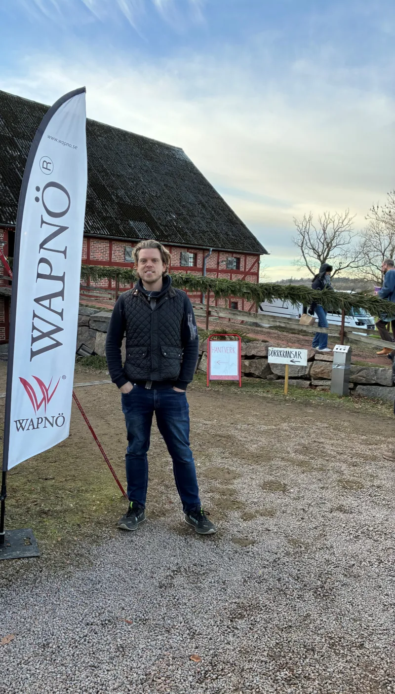 Besökare vid Wapnö julmarknad utanför slottsbyggnaden