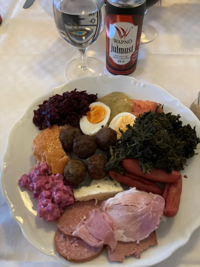 Julbordstallrik med klassiska svenska julrätter och Wapnös julmust