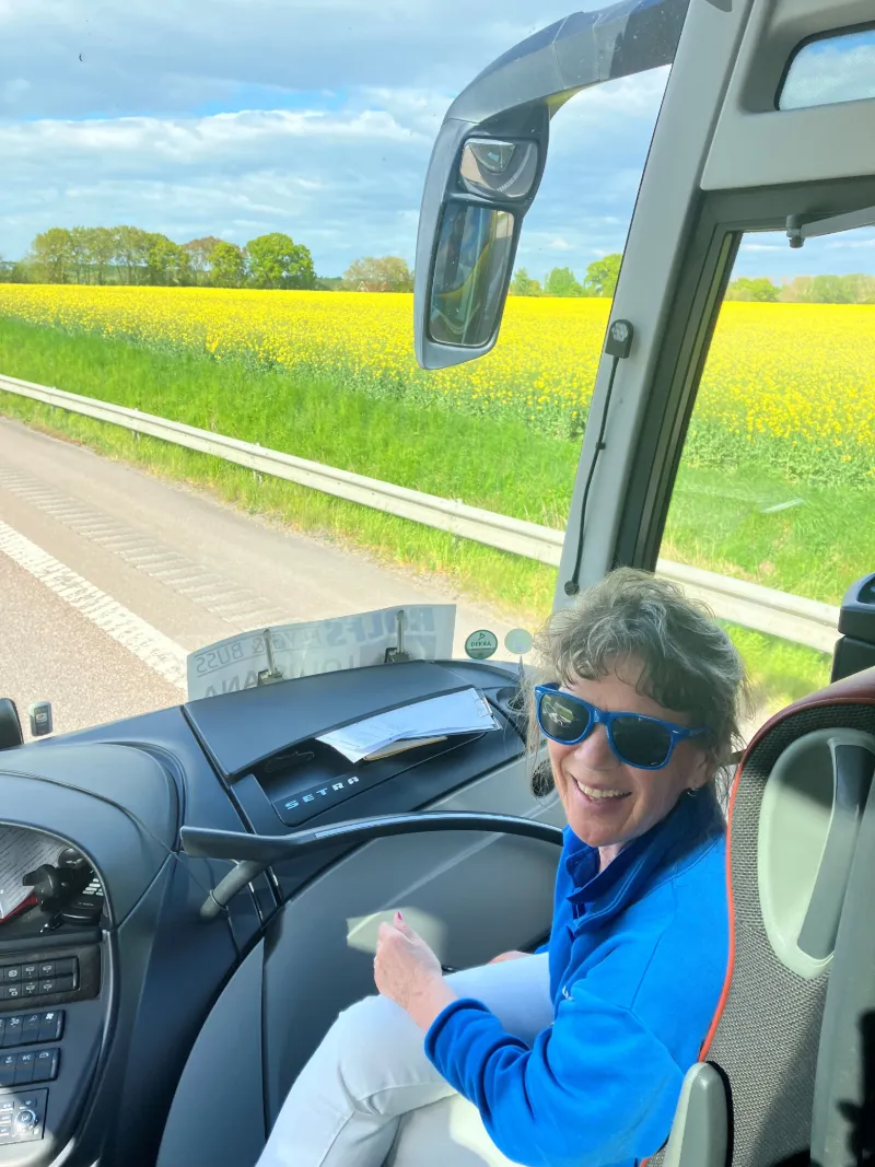 Reseledaren Barbro Gårdelöv på bussresa genom blommande svenskt landskap
