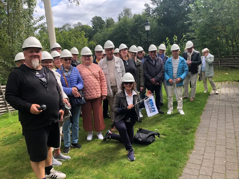Grupp med hjälmar under dagsutflykt och guidat besök med Rolfs Flyg & Buss