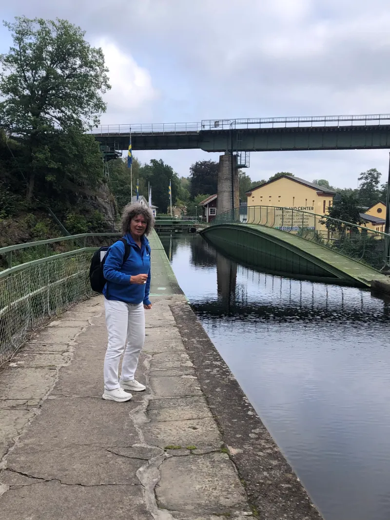 Reseledaren Barbro vid Dalslands kanal under dagsresa i Sverige