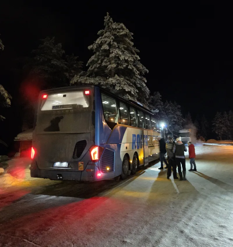 Rolfsbuss i snötäckt skogslandskap under vinterresa i Lappland