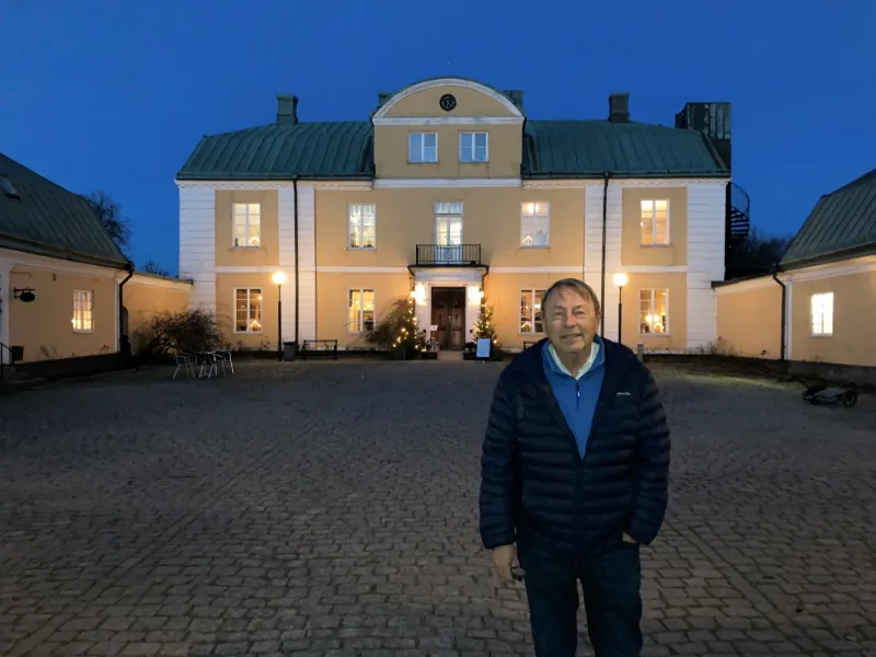 Besökare framför Wapnö Slott under kvällstid