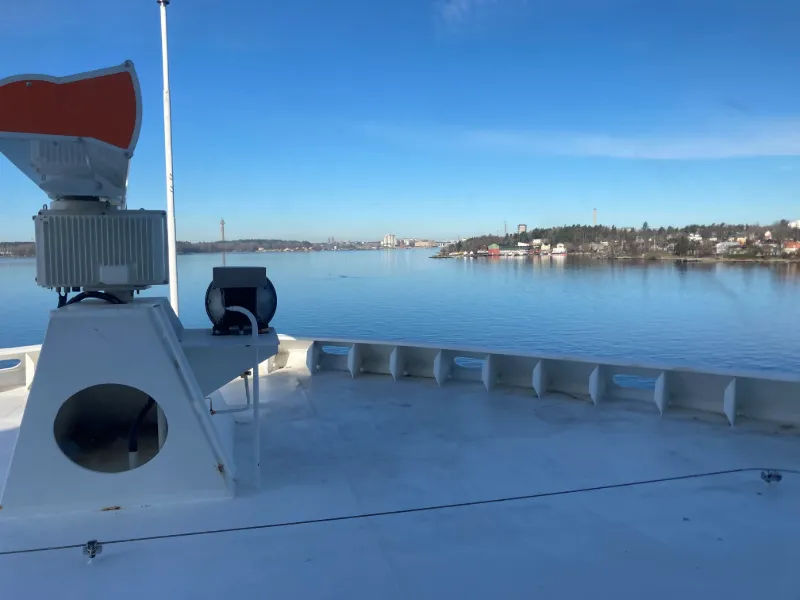 Vy från fartygsdäck över Stockholms inlopp i vårsolen