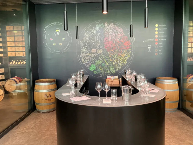 Modern vinprovningssal med eleganta glas och inspirerande väggkonst