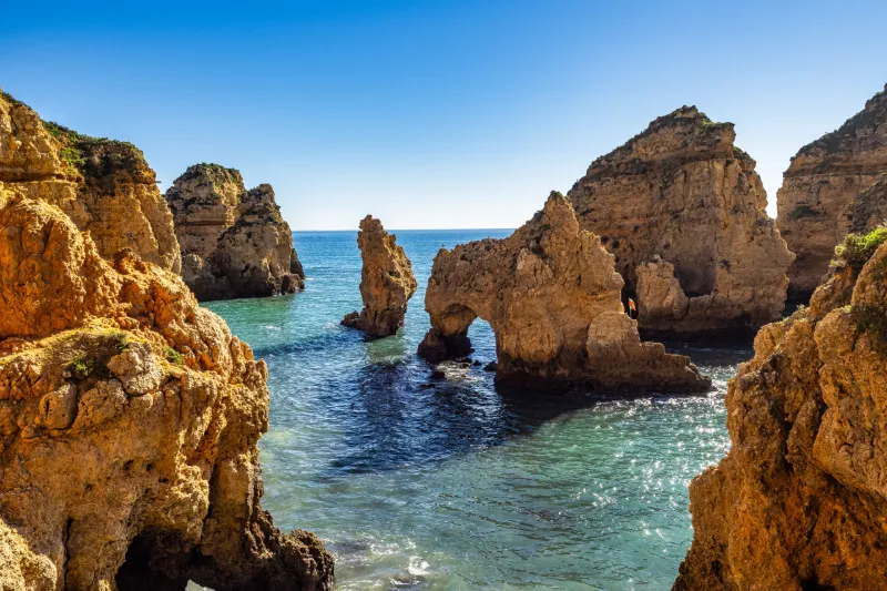Klippor i havet i Algarve