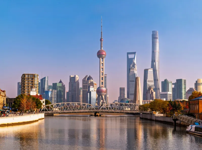 Shanghai Tower och Pudongs moderna skyline i Shanghai, Kina.