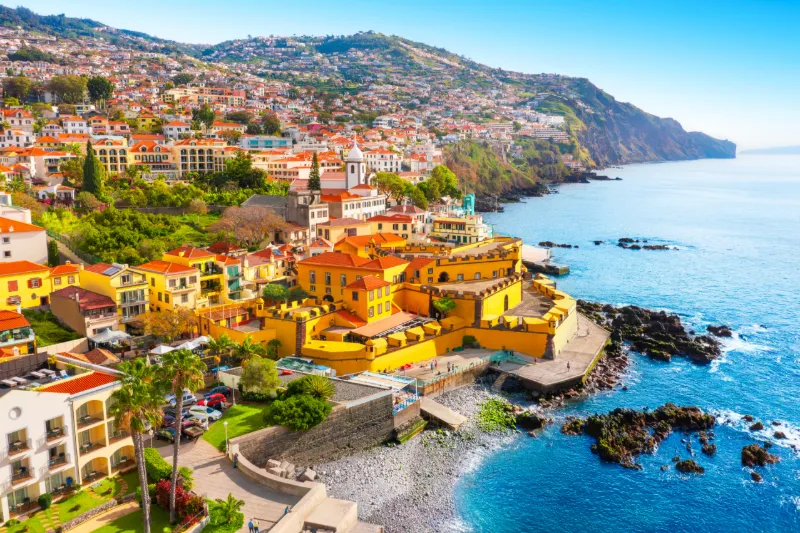 Funchal på Madeira med fargerike hus og Atlanterhavskysten.