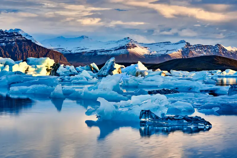 Isberg i glaciärlagunen Jökulsárlón på Island.