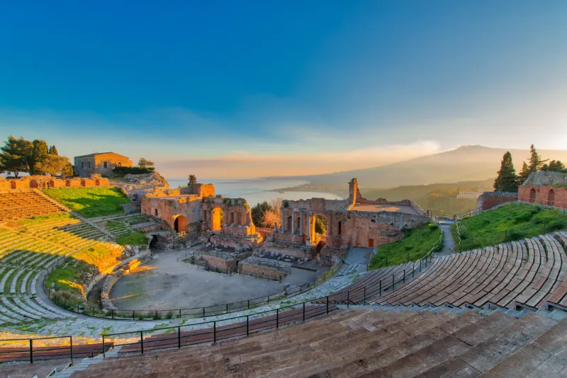 Antika grekiska teatern i Taormina med utsikt mot Etna och havet