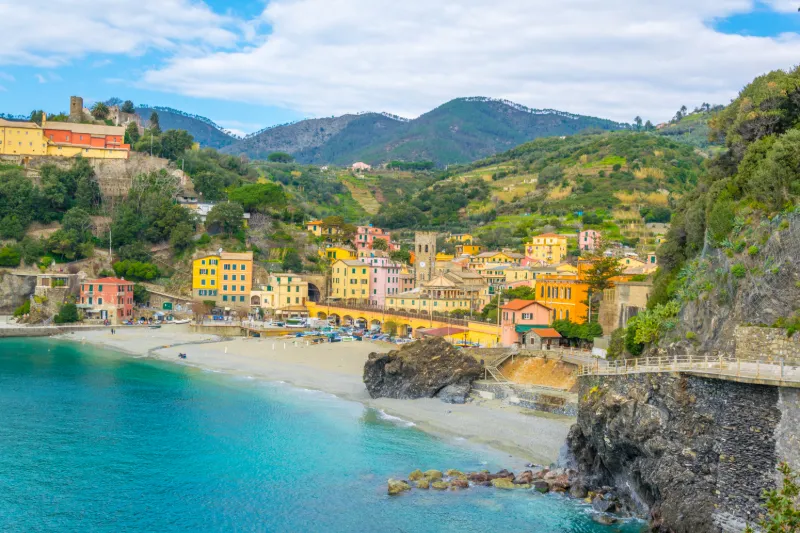 Stranden och de färgglada husen i Monterosso al Mare, den största byn i Cinque Terre.