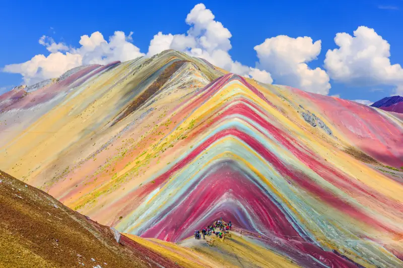  Regnbågsberget Vinicunca med sina färgstarka bergssluttningar.