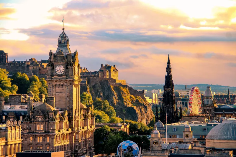 Edinburghs stadssilhuett och historiska centrum i Skottland.