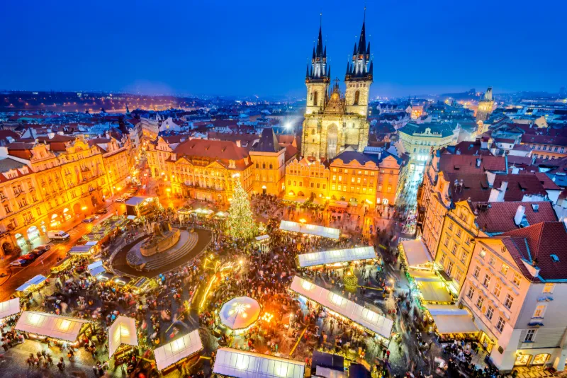 Julmarknad på Gamla stadens torg i Prag.