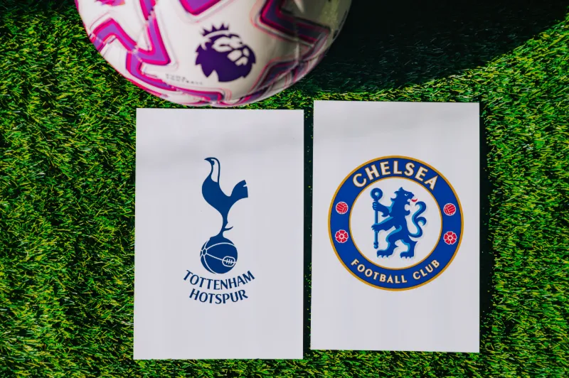Engelsk fotboll med symboler från Premier League-klubbar.