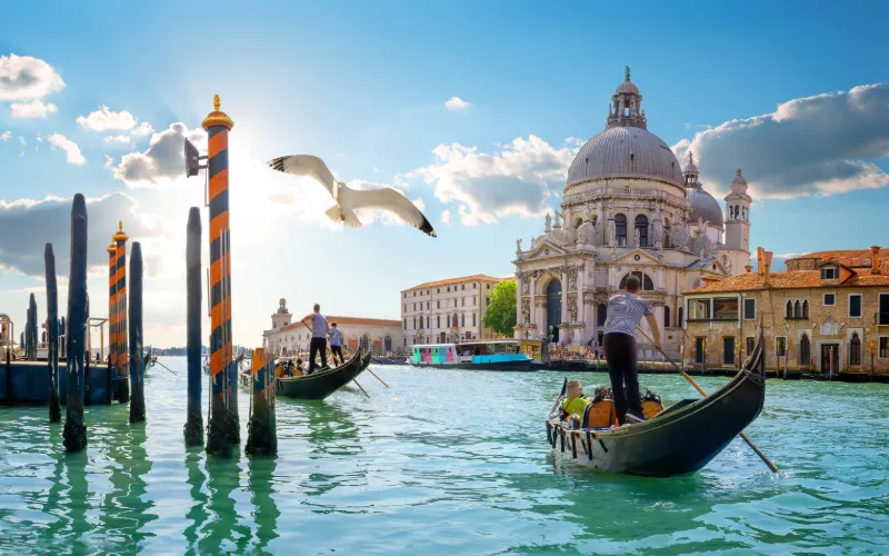 Gondol på kanal i Venedig med Markuskyrkan i bakgrunden