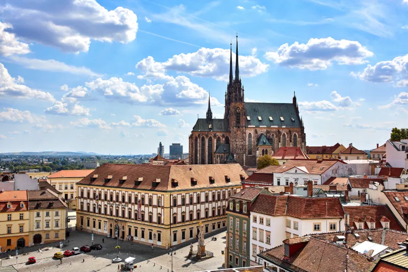 Historisk stadsmiljö och katedral i Brno.