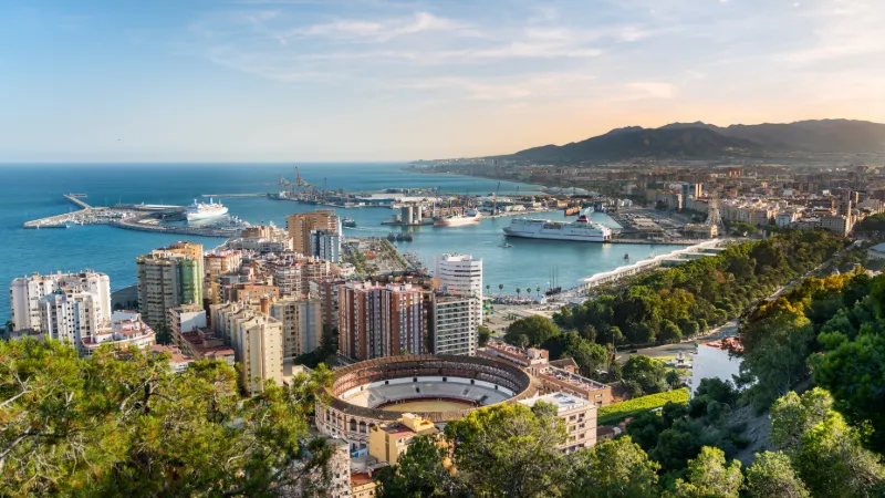 Utsikt över Malaga med hamnen, tjurfäktningsarenan och Medelhavet